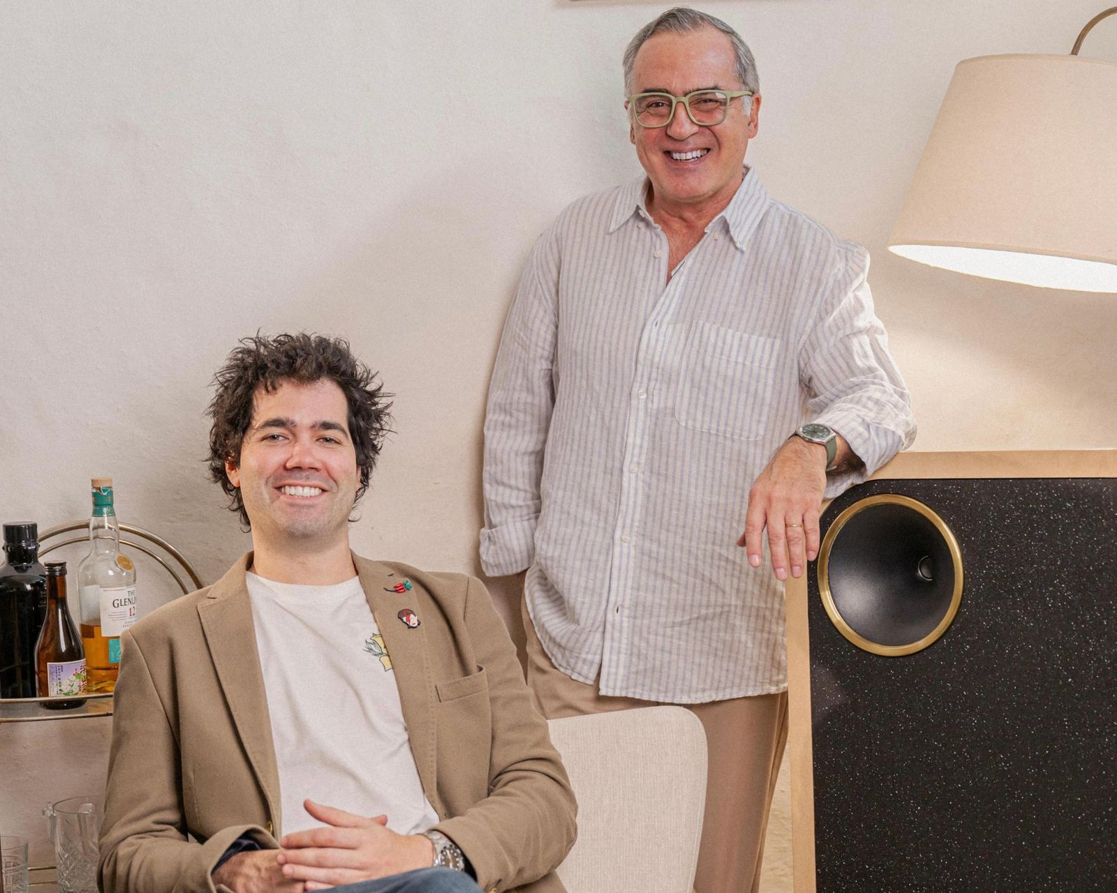 Alejandro Piñeyrúa y Marcelo Rizzi, cofundadores, junto a un parlante The Owl